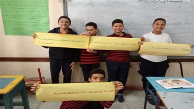 تلاميذ المرحلة الابتدائية يرفعون لافتات لدعم قضية التغيرات المناخية بإحدى مدارس النزهة