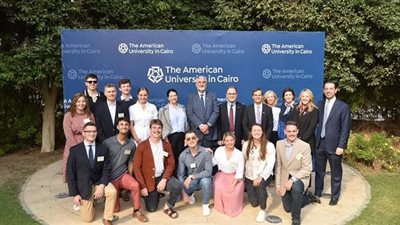الجامعة الأمريكية بالقاهرة تستقبل حاكم ولاية إنديانا الأمريكية إريك هولكومب