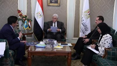 وزير التعليم العالي يبحث مع سفير كازاخستان بالقاهرة آليات التعاون في مجالات البحث العلمي والتكنولوجيا