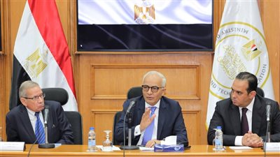 وزير التربية والتعليم يجتمع مع مديري المديريات التعليمية لمتابعة انتظام العملية التعليمية