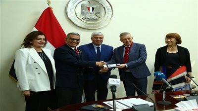 اعتماد طب الفم والأسنان بجامعة مصر للعلوم والتكنولوجيا من الكلية الملكية للجراحين بأدنبرة