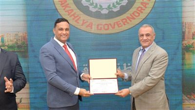محافظ الدقهلية يكرم ناصر شعبان وكيل وزارة التربية والتعليم