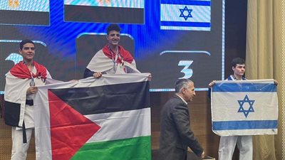 لاعبا منتخب مصر للكاراتيه يرفعان علم فلسطين بمحاذاة لاعب الإسرائيلي