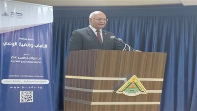 رئيس جامعة بنها يشارك الطلاب حفل الإفطار الجماعى ويكرم مبادرة طلاب الخير