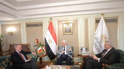 ايمن عاشور يبحث آليات التعاون العلمى مع السفير الايطالى 