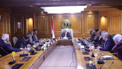 عاجل.. ايمن عاشور يصدر قرارا وزاريا جديدا باغلاق كيانا وهميا بالقاهرة