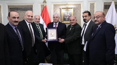 عاشور يناقش زيادة تكليف خريجي كليات العلاج الطبيعي بجميع المستشفيات الجامعية