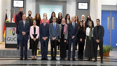 الجامعة الألمانية تكرم محافظ جنوب سيناء وتهديه درع حجر رشيد 