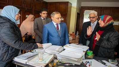 رئيس جامعة طنطا يتفقد سير أعمال الامتحانات بكليتى الحقوق والهندسة