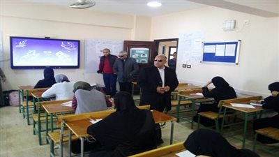 وكيل تعليم مطروح يتفقد الامتحان الالكتروني لطلاب الصف الثاني الثانوي بإدارة الضبعة