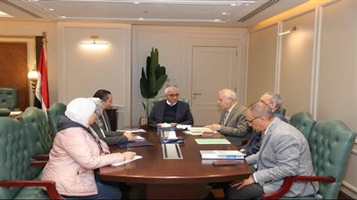 وزير التعليم يعقد اجتماعًا مع مسؤولي هيئة الأبنية التعليمية لمناقشة خطة الوزارة خلال المرحلة المقبلة