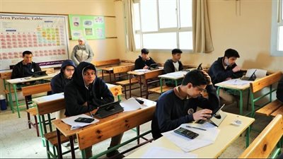 تداول أسئلة امتحان اللغة الانجليزية والفيزياء لأولى وثانية ثانوى على جروبات الغش