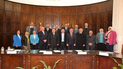 رئيس جامعة الإسكندرية يبحث مع وفد جامعة 