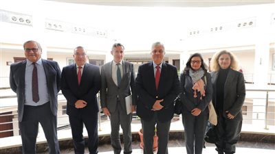 ايمن عاشور: إنشاء مركز أبحاث صحية بالتعاون مع الوكالة الجامعية للفرانكوفونية