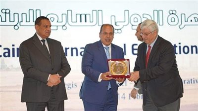 بعد حصولها على المركز الثالث بمؤشر براءات الاختراع..  عاشور يكرم الجامعة البريطانية في مصر 