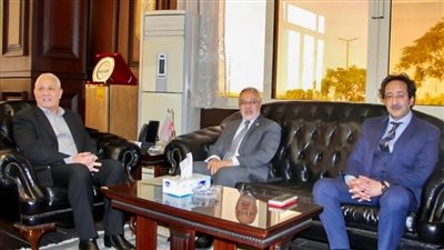 محافظ الأقصر يشيد بدور قوافل الجامعة فى تقدم الخدمات الطبية للمرضى وصرف الدواء بالمجان