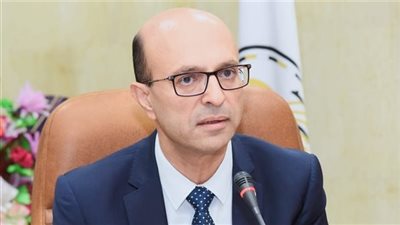 رئيس جامعة أسيوط يعلن عن مفاجأة سارة لجميع العاملين