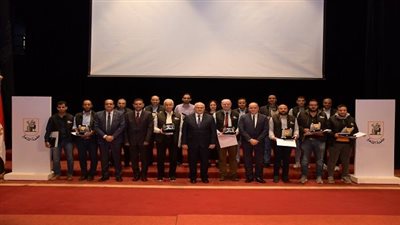 رئيس جامعة القاهرة يكرم الفريق البحثي بكلية الهندسة المشارك في الكشف العالمي للممر السري بالهرم الأكبر