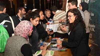  إقبال كثيف على جناح جامعة عين شمس بمعرض 