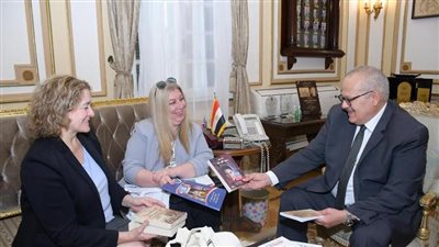 الملحق الثقافي الأمريكي تشيد بما أحرزته جامعة القاهرة دوليا 