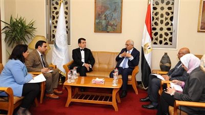 وزير التربية والتعليم يبحث مع مدير عام 