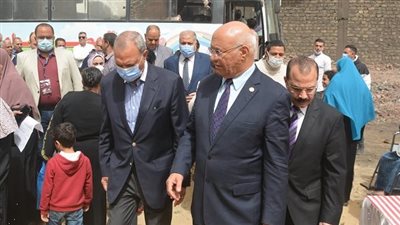 محافظ القليوبية ورئيس جامعة بنها يتفقدان القوافل الطبية بمركز الخانكة