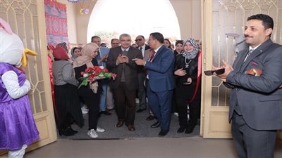 رئيس جامعة الزقازيق يفتتح معرض الأعمال الفنية لطالبات التربية للطفولة المبكرة