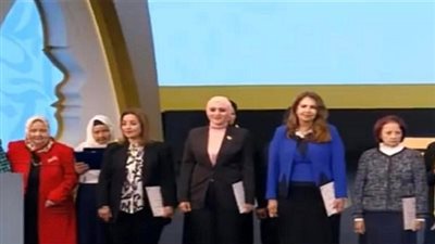 تكريم باحثة بجامعة المنصورة لتميزها العلمي بحفل تكريم المرأة المصرية والأم المثالية لعام 2023