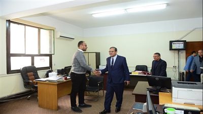 رئيس جامعة سوهاج يتفقد إدارات العمل بالمبني المركزي لتهنئة الجهاز الإداري برمضان