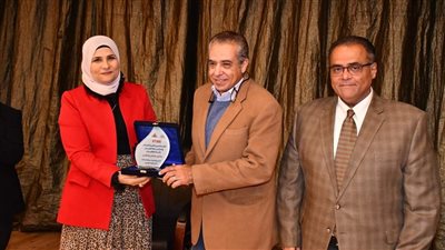 نائب رئيس جامعة عين شمس لشئون التعليم والطلاب يشهد احتفالية كلية البنات بعيد الأم