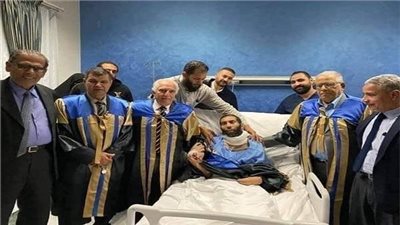 خلال فترة علاجه.. مناقشة رسالة دكتوراه لمريض في المستشفى