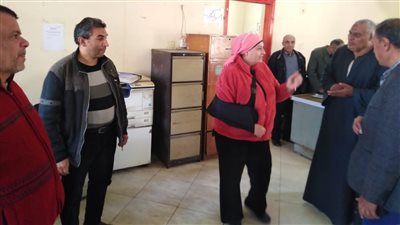 مدير تعليم القليوبية تتابع سير العمل داخل ديوان عام المديرية
