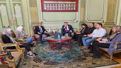 رئيس جامعة عين شمس يلتقى بفريق عمل مركز التوظيف لعرض نتائج وانجازات الملتقى التوظيفي السنوي للجامعة