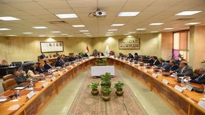 وزير التعليم العالي يستعرض تقريرًا حول الاجتماع الدوري للمجلس الأعلى لشئون خدمة المجتمع وتنمية البيئة بمقر جامعة أسيوط