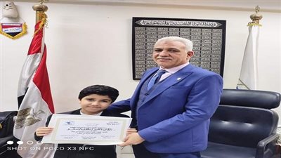 مدير تعليم القاهرة يكرم الطفل الحاصل على المركز الأول في مؤتمر الأبحاث الطلابية بطب عين شمس