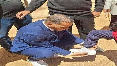 فى لفتة إنسانية وكيل تعليم أسيوط يُلبس تلميذًا حذاءً جديدًا اشتراه له