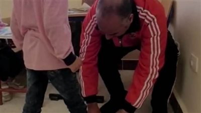بالصور.. وكيل تعليم المنوفية يربط رباط حذاء أحد الطلاب