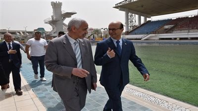 رئيس جامعة أسيوط يتفقد مجمع السباحة الأولمبي لمتابعة الانتهاء من أعمال الصيانة