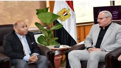 رئيس جامعة قناة السويس يستقبل المستشار الثقافي الليبي