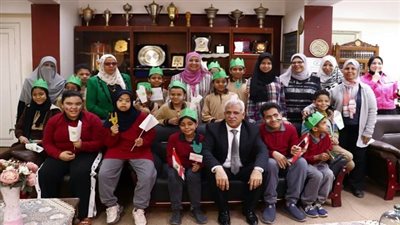 مدير تعليم العاصمة يرسم البسمة على وجوه أبناؤه الطلاب الأيتام فى الأحتفال بيوم اليتيم 