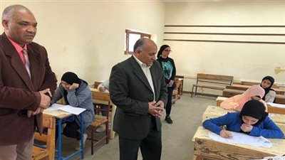 وكيل تعليم مطروح يتابع الامتحان التحريري للمتقدمين لمنحة المدرسة الألمانية الفندقية 
