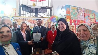 مدير تعليم الجيزة يكرم المشاركين فى معرض مخرجات التعلم للنظام الجديد 2.0