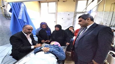 الفولي يطمئن على طالبة بعد تعرضها لحادث أليم عند ذهابها لأداء الامتحان