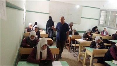 وكيل تعليم مطروح يتابع انطلاق الامتحان الإلكتروني لطلاب الصف الأول الثانوي