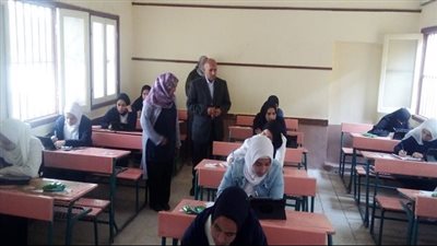 وكيل تعليم مطروح يقوم بزيارة مفاجئة لإدارة الحمام للاطمئنان على انتظام العملية التعليمية