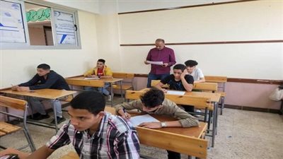 مدير التعليم بالمنوفية يحيل المقصرين إلى الشؤون القانونية أثناء تفقده لجان الامتحانات