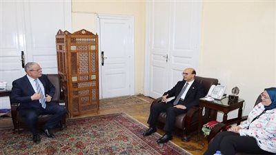 رئيس جامعة أسيوط يشارك في اجتماع المجلس الاستشاري لكلية تكنولوجيا صناعة السكر والصناعات التكميلية