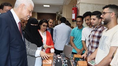 رئيس جامعة المنوفية يفتتح معرض 