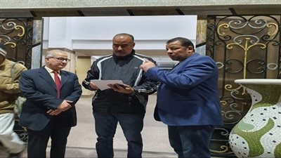 مدير تعليم المنوفية يتابع توزيع صناديق أوراق أسئلة اللغة العربية للشهادة الإعدادية فى حراسة الشرطة