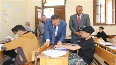 محافظ المنوفية يتفقد بعض مدارس المحافظة للإطمئنان علي انتظام سير الامتحانات